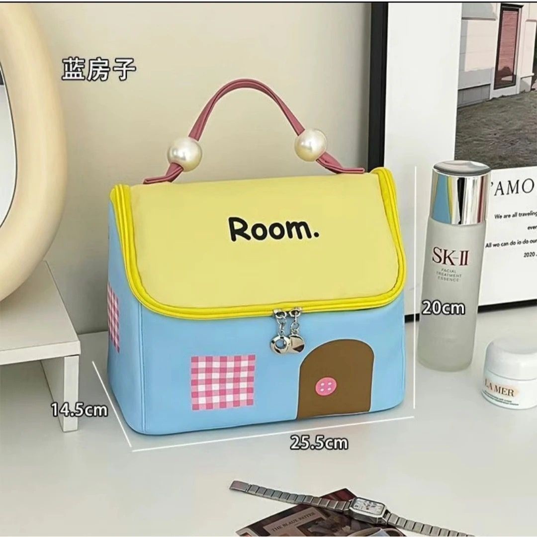 Large-Capacity House-Shaped Cosmetic Bag – 2026 Trend Travel Organizer